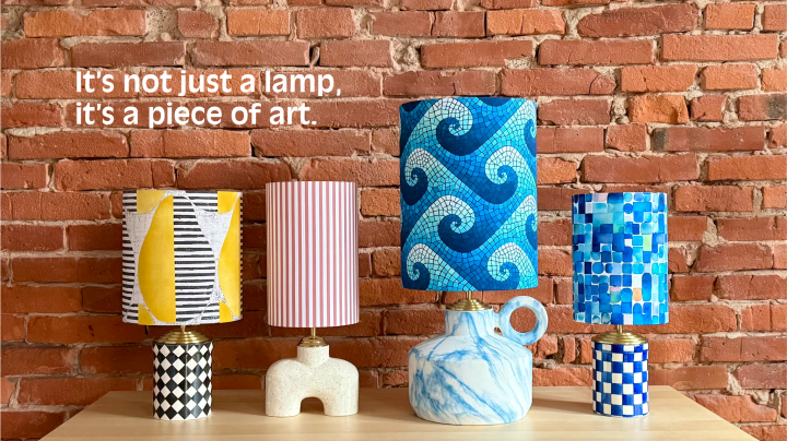Lampy stołowe na tle ceglanej ściany 